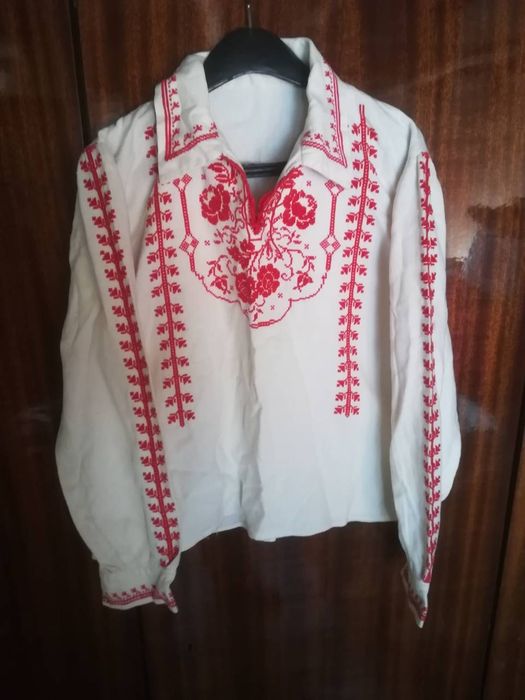 Продавам стари автентични ръчно изработени кенарени женски ризи