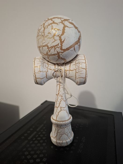 Kendama  alba cu pete galbene