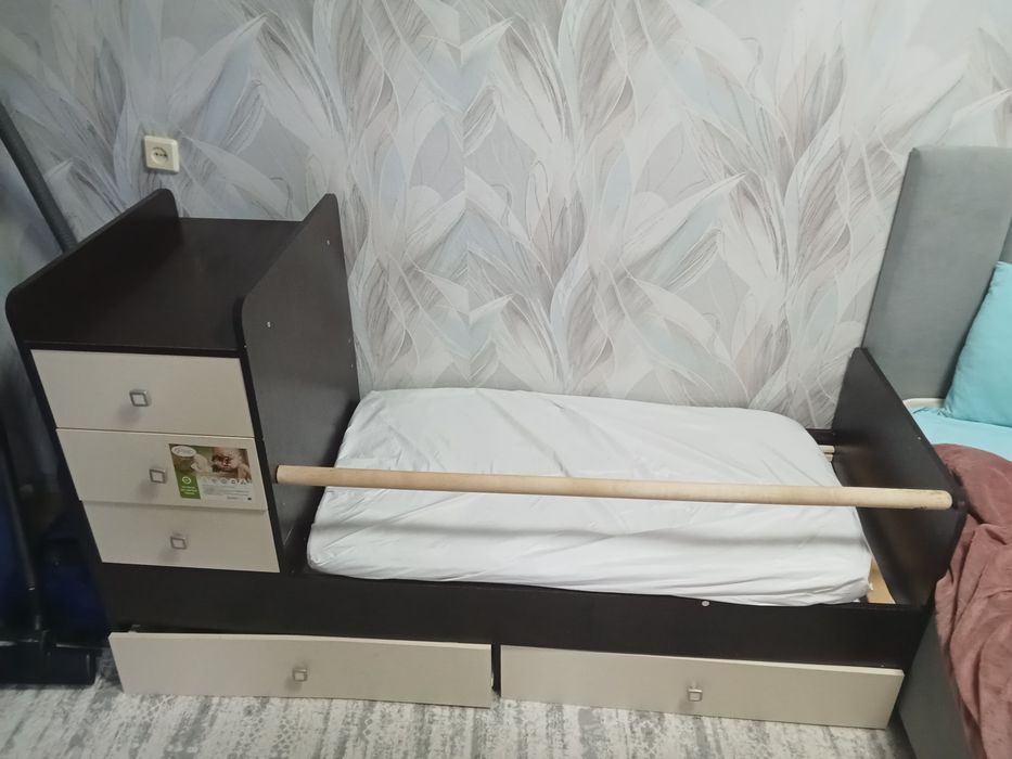 Продам детскую кровать от 0-7 лет