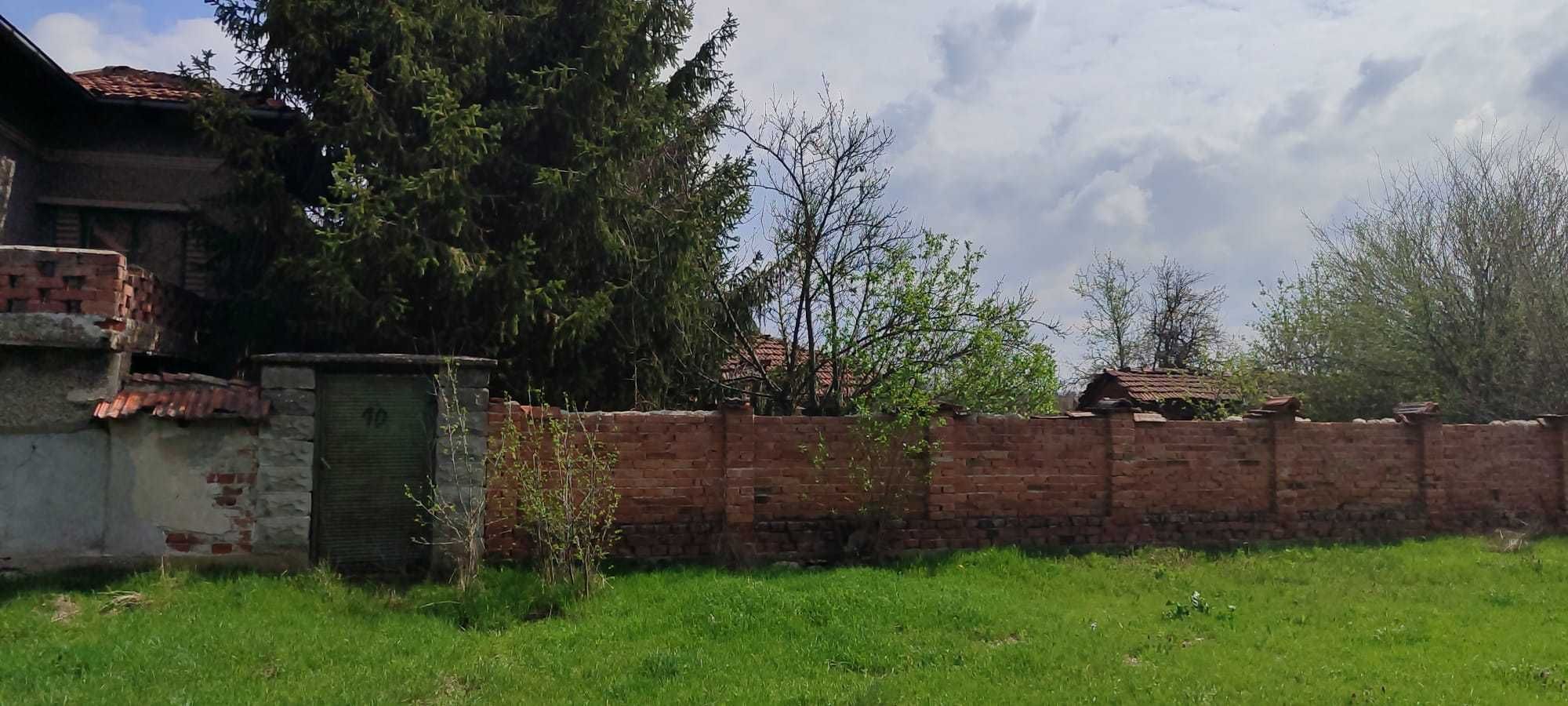 Къща с  дворно място 2000 м2в Ул Шар Планина 10  с. Борисово