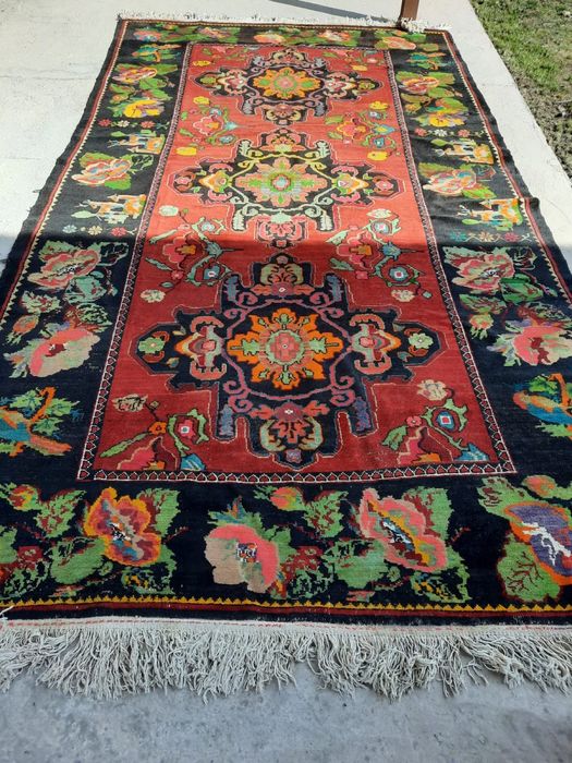 Қол кілемдер сатылады