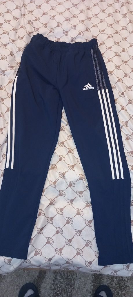 Pantaloni Adidas marime 176 - un S/M adulti