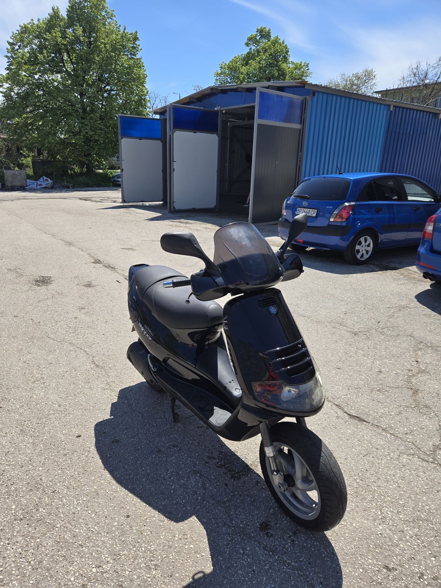 Продават49 и 150 куб piaggio. peugeot на части