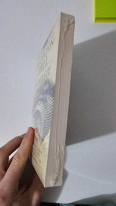 Vând carte sigilată într-o stare impecabilă.