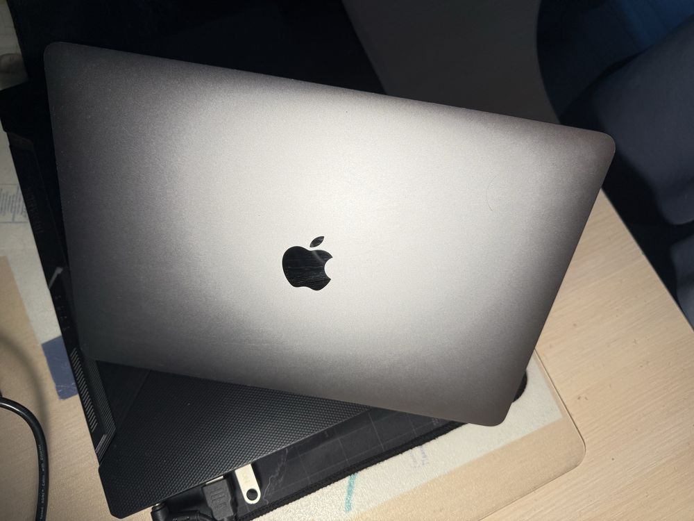 Продам Macbook 2018