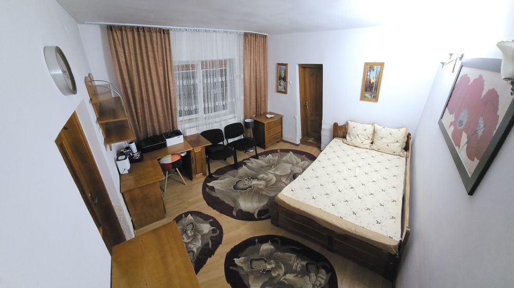 Vând casă mobilată – 3 camere + anexe, teren 714 mp – Bârlad