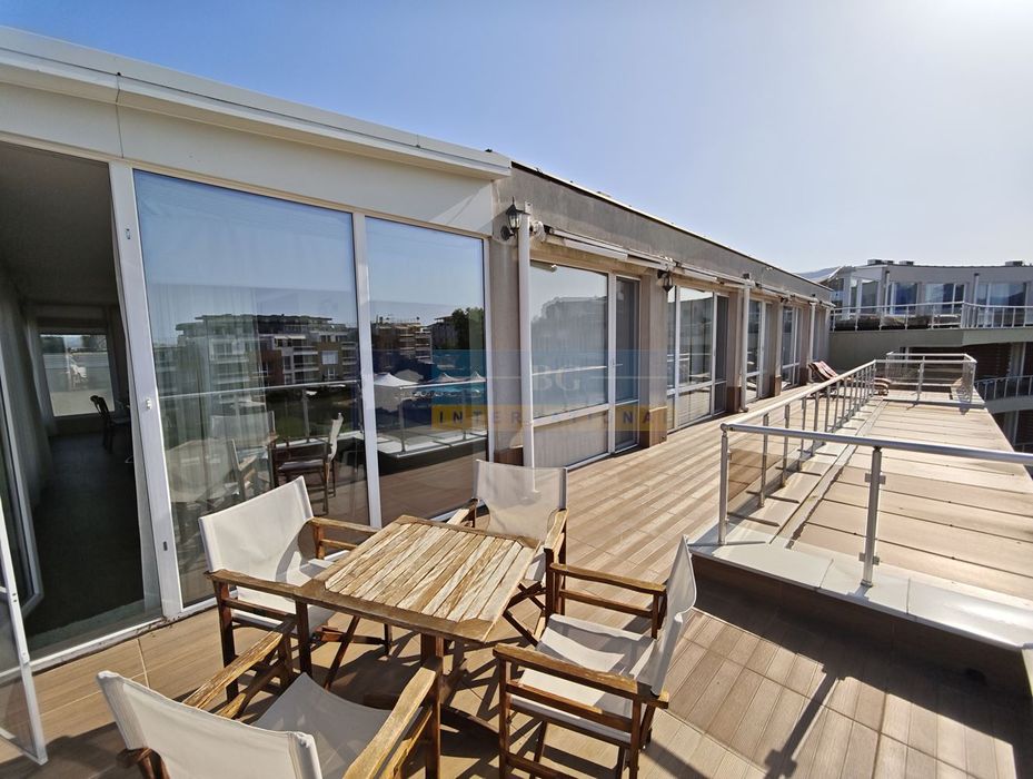 Висококатегорийно жилище с панорамна гледка към морето ви очаква!