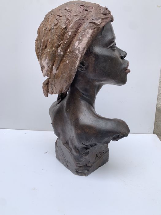 Скулптура бюст на африканска жена