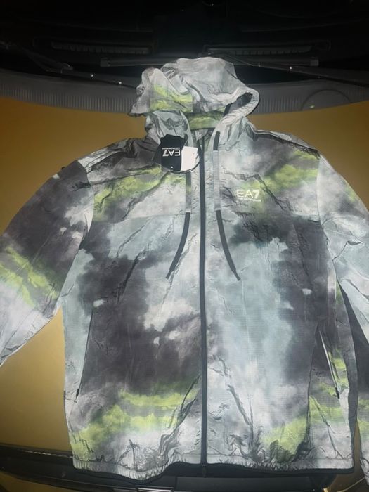 Оригинална ветровка с етикет