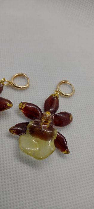 Обеци с естествен цвят на мини орхидея. Цветче с размери 3,5/4 см. 
Вн