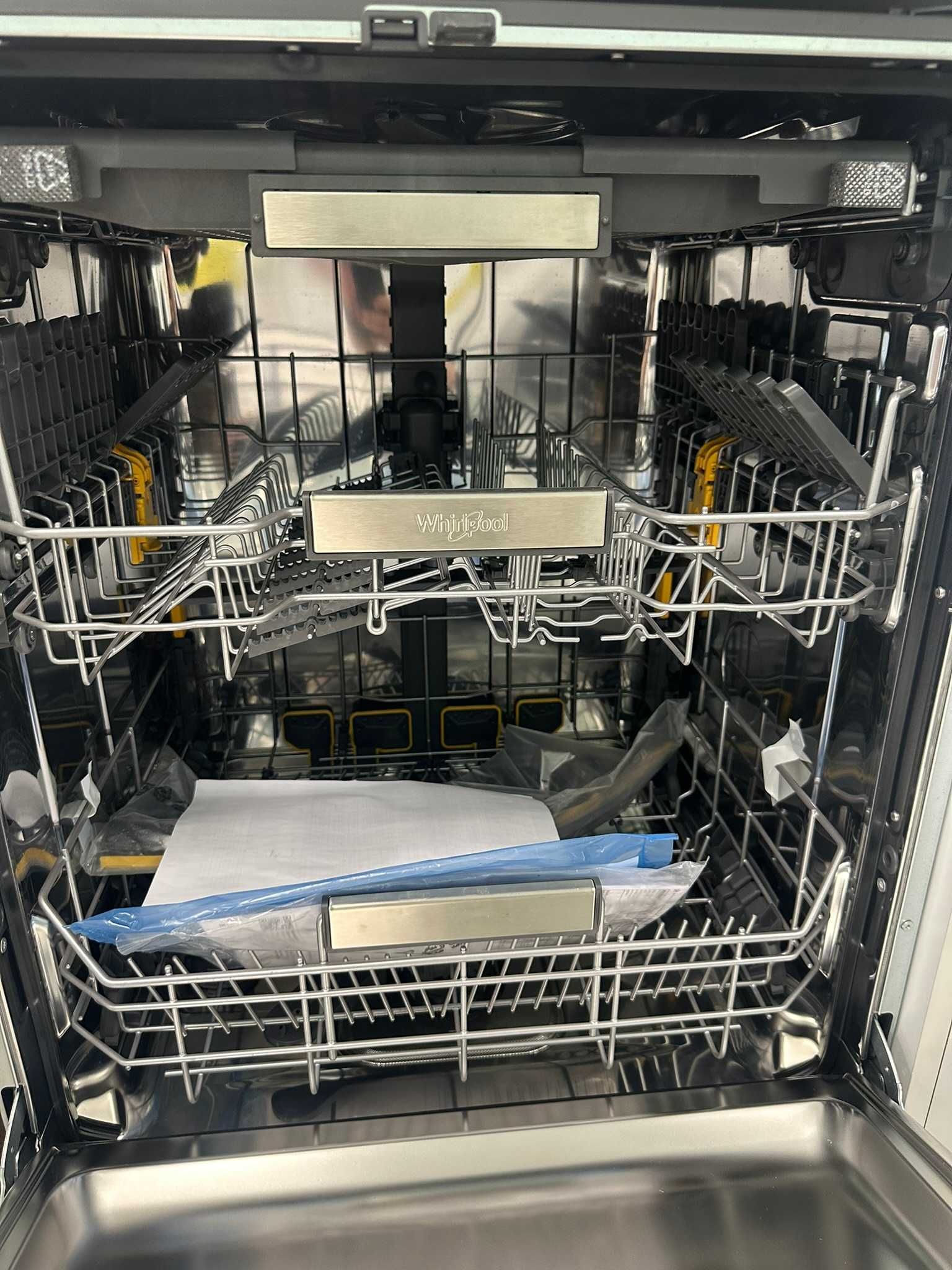 Съдомиялна машина Whirlpool W7IHP40L 15/ 10 програми 3-то отделение