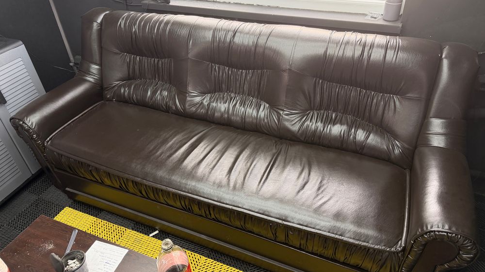 Продавам триместен кожен диван