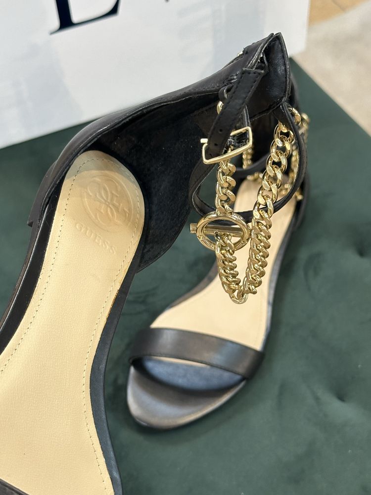 Дамски сандали с права подметка GUESS