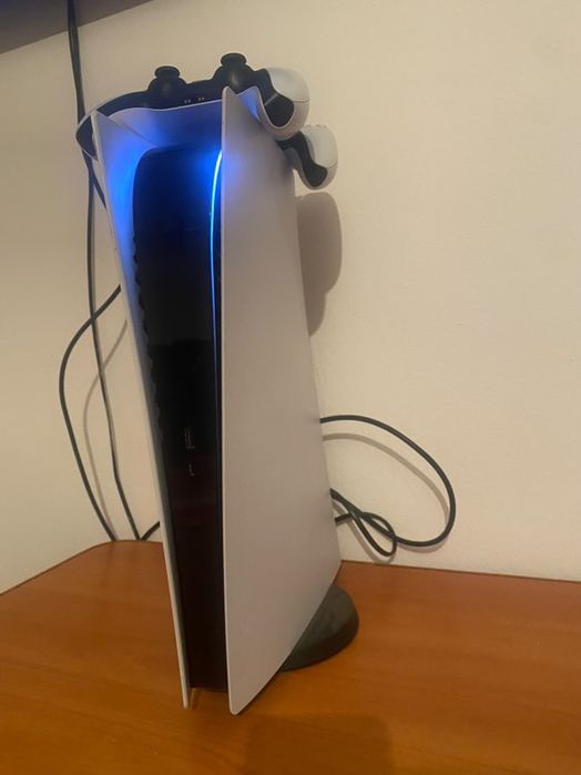 Vand PlayStation 5, 2 manete functionabile