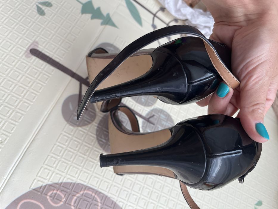 Sandale corai si cadou