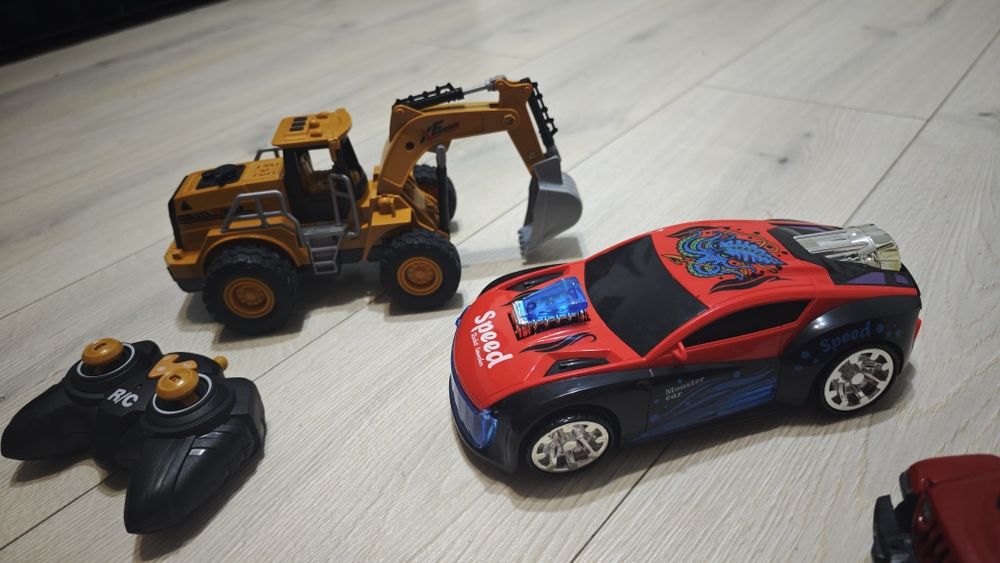 Lot jucarii, masina cu lumini, jeep cu telecomanda,  excavator/tractor