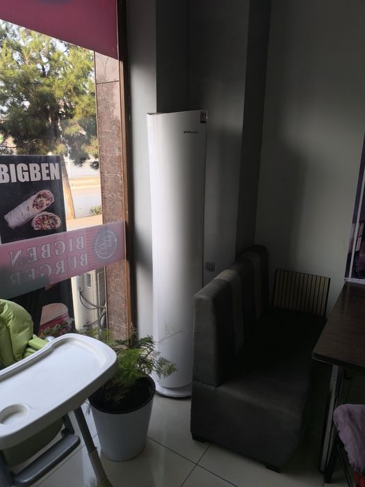 Divan , televizor 65 , konditsioner