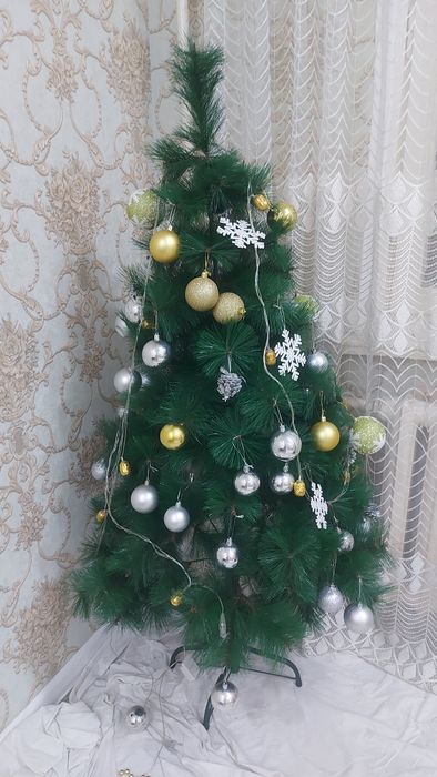 Ёлочка 150см, очень красивая, пышная