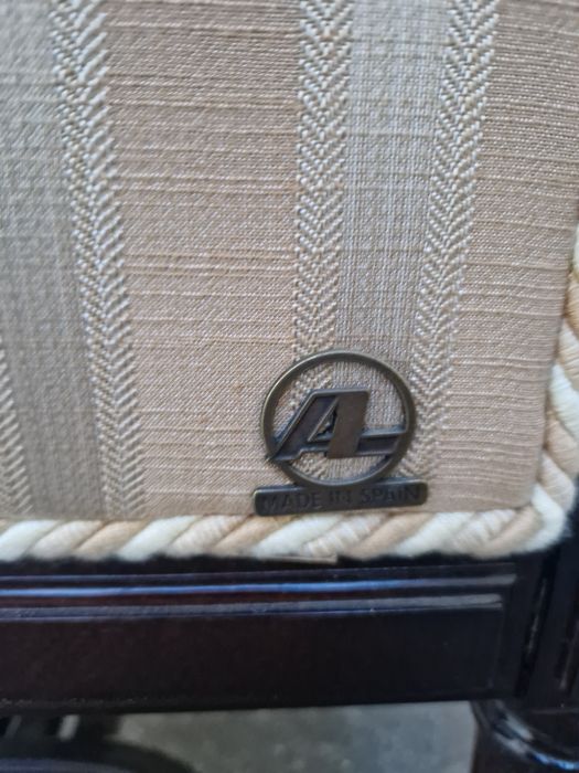 Страхотен антикварен марков испанска диван канапе