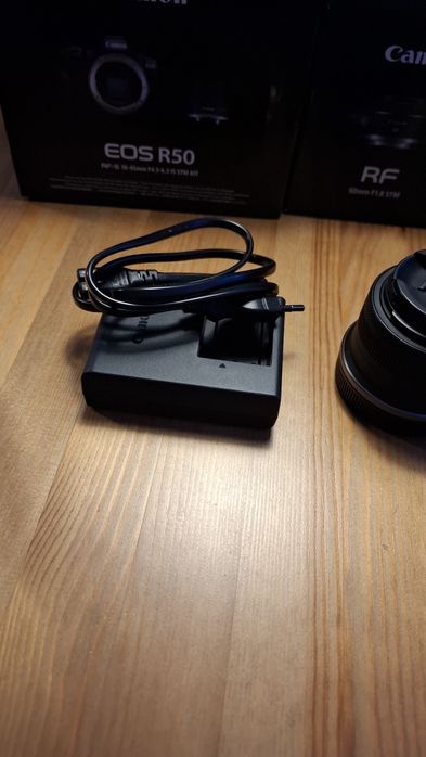 Canon R50 Mirrorless- APS - C с три обектива