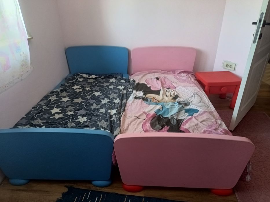 Se vinde patul roz plus noptieră, ambele, Ikea colecția Mammut