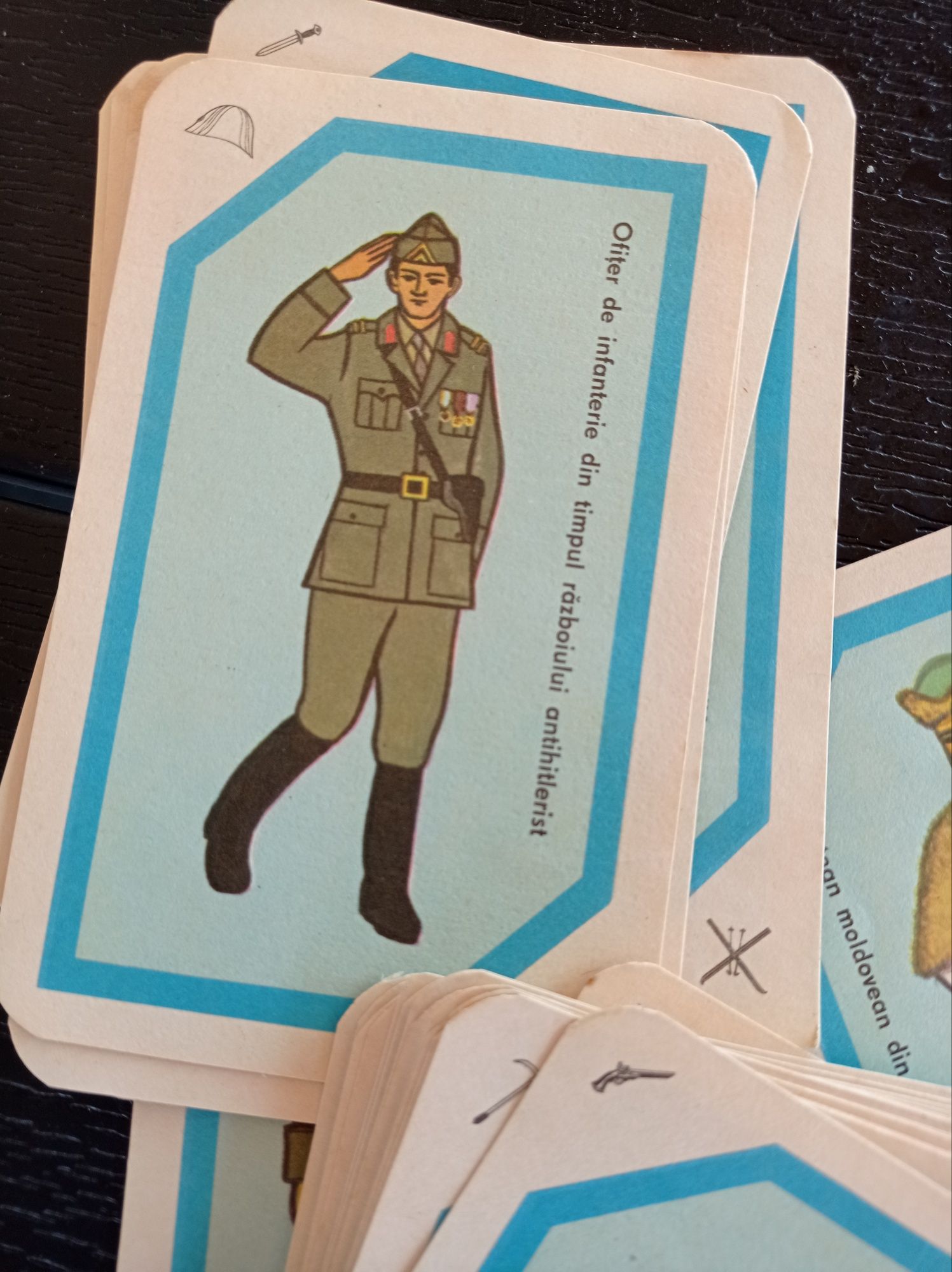 Cartonașe cu uniforme militare românești, joc rar, "File de istorie"