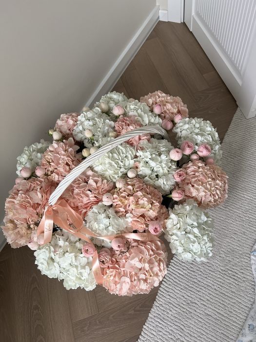 огромный букет гортензии пионовидные розы в корзине