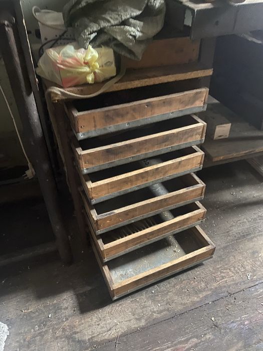 Железная тумба с полками