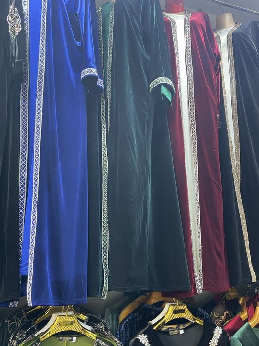 Абая двойка тошлари тикилган куйлаги ичида