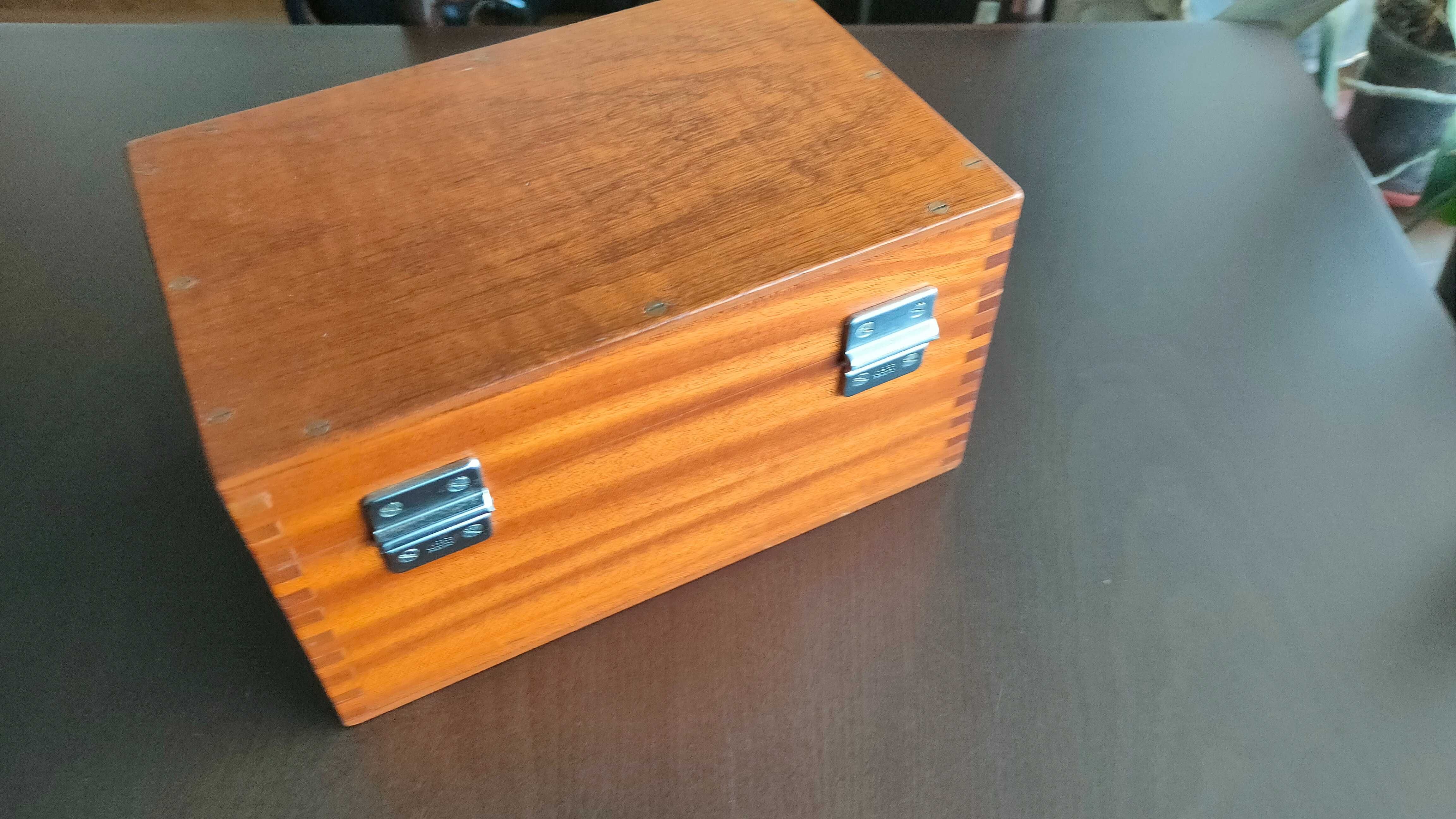 Махагонова кутия за съхранение