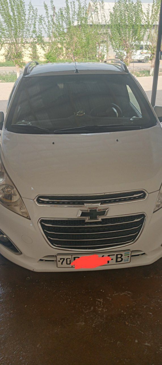 Chevrolet Spark rangi oq sotiladi naqd