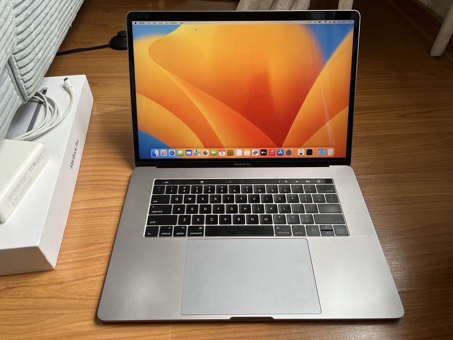 Apple MacBook Pro 15 inch Intel 2.9Ghz 16GB RAM 512GB SSD Radeon 560