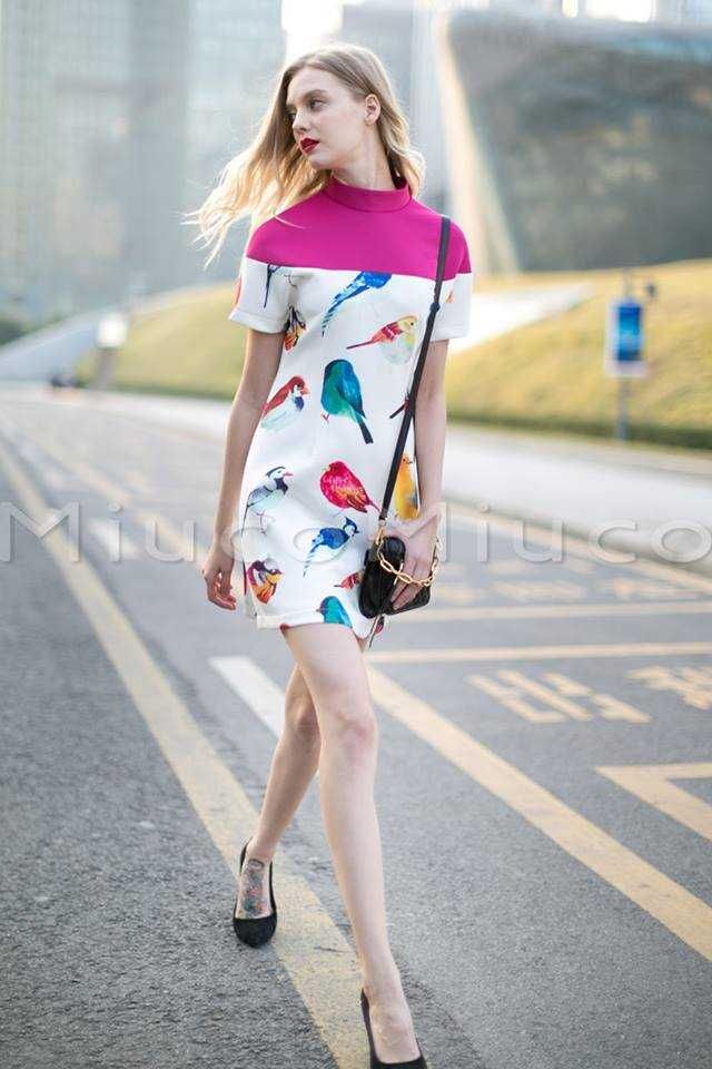 Красива рокля с папагали