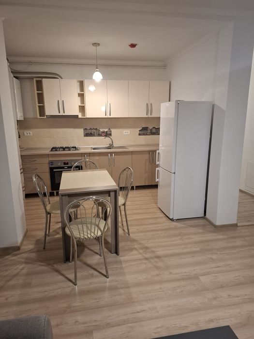 Închiriez apartament