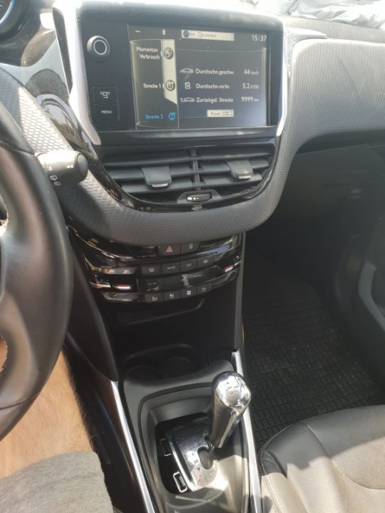 dezmembrez Peugeot 2008 VOLAN STANGA an 2014 motor 1.6hdi 68kw 92cp 9HP cutie de viteze automata usa portiera stanga fata spate navigatie cu touchscreen dezmembrari 207, 208 2008 508 5008 3008
