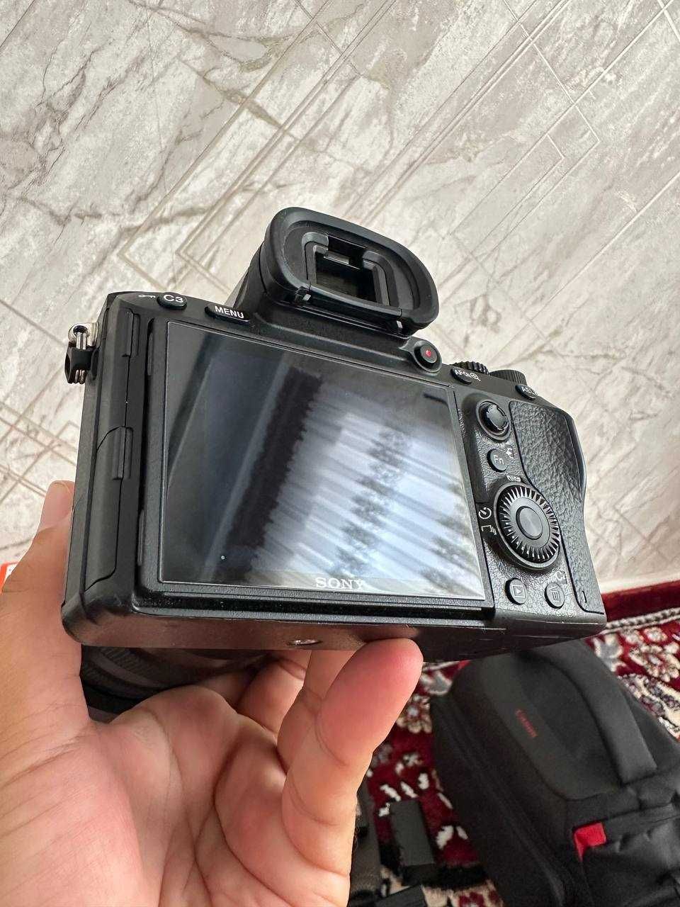 SONY A7-3  SOTILADI! yangi holatda, pachti yangi.