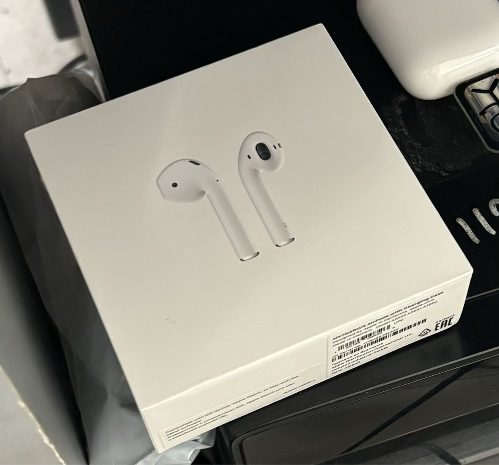 Продам Наушники Apple AirPods 2nd generation белый новый