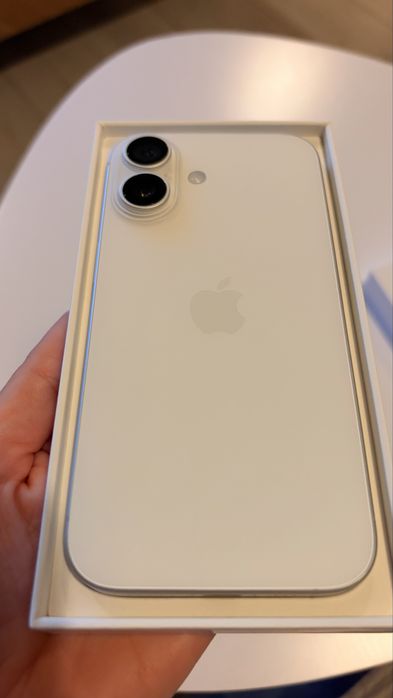 iPhone 16 256 GB, impecabil, garantie aprilie 2026
