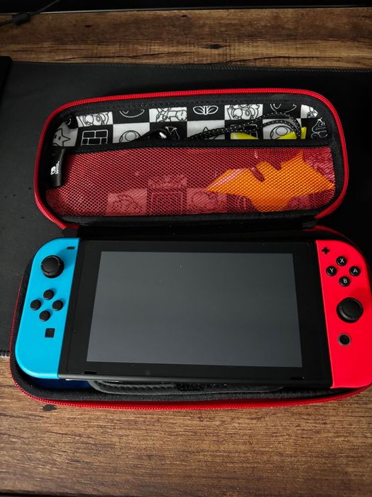 Consola Nintendo Switch (Husa, 2 Joycon-uri extra + suport Joycon-uri)