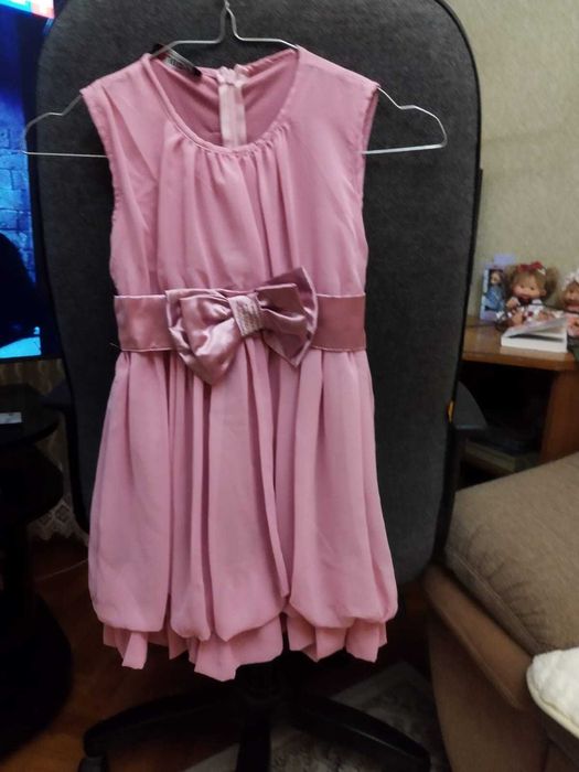 Продам платье на девочку 5-6 лет