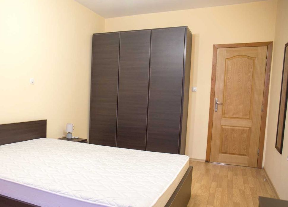 Дава се под наем Двустаен апартамент в Бургас, Център - 75 кв.м за 400 € - Снимка #2