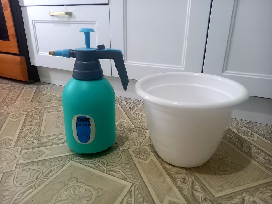 Опрыскиватель + горшок для цветов