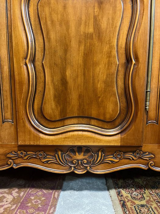 Масивен старинен гардероб