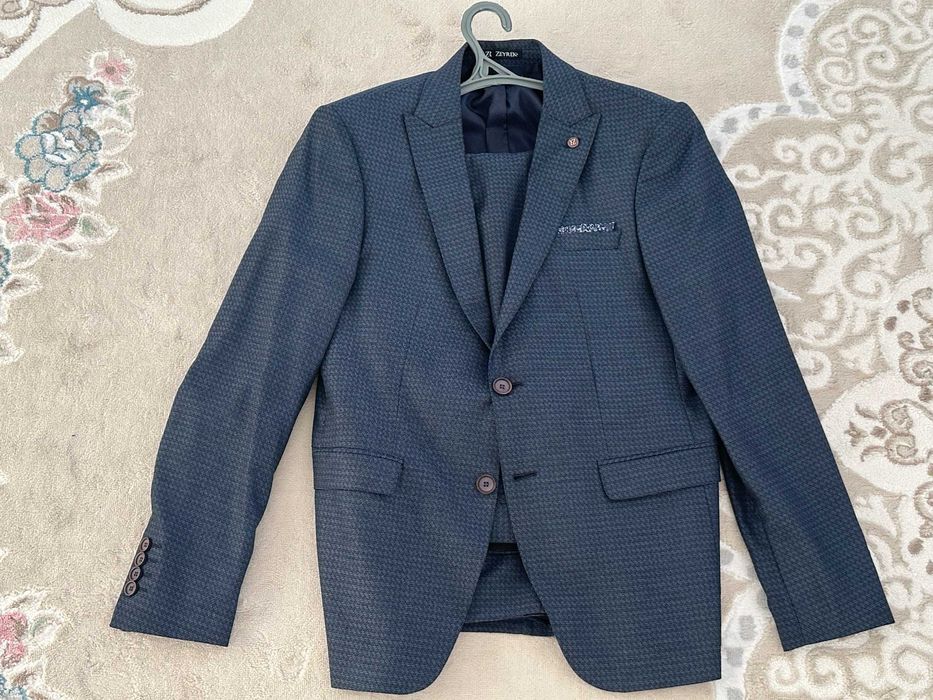 Отдам даром мужской костюм