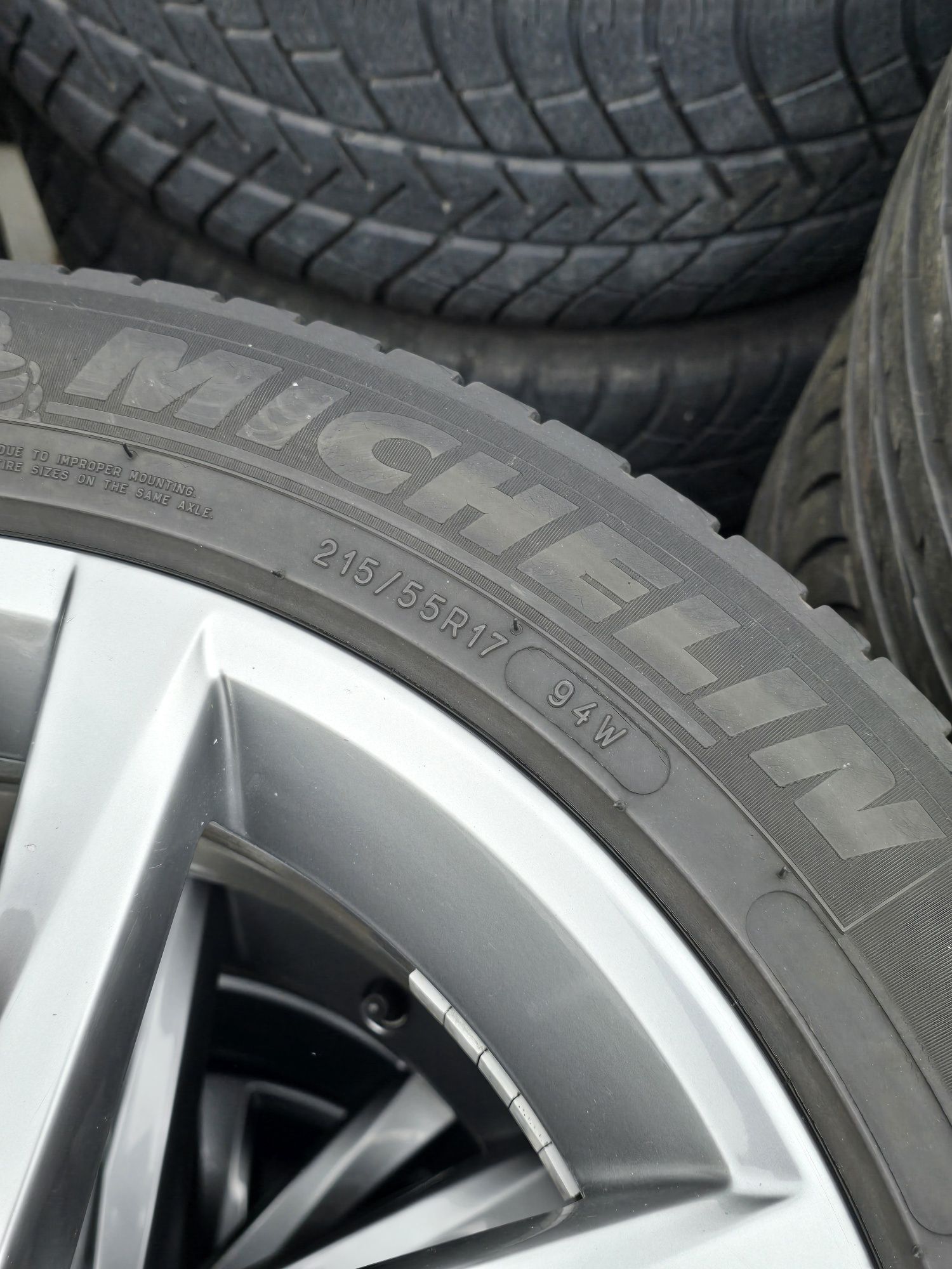 4 Броя 215/55/17 Michelin 2x5,5mm 2x5,2mm
