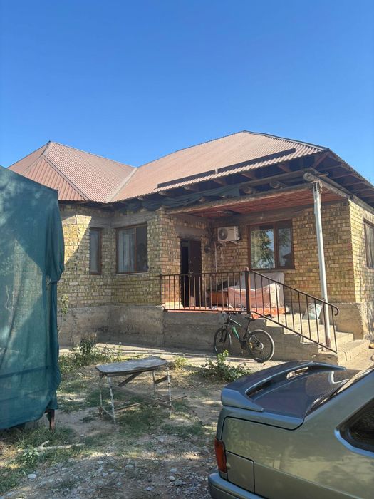 Кирпичный большой недостроенный дом