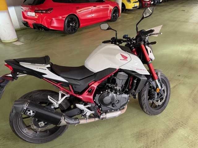 Honda Hornet 750 2024 cu accesorii