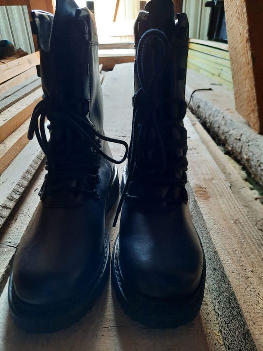 Bocanci negri de piele