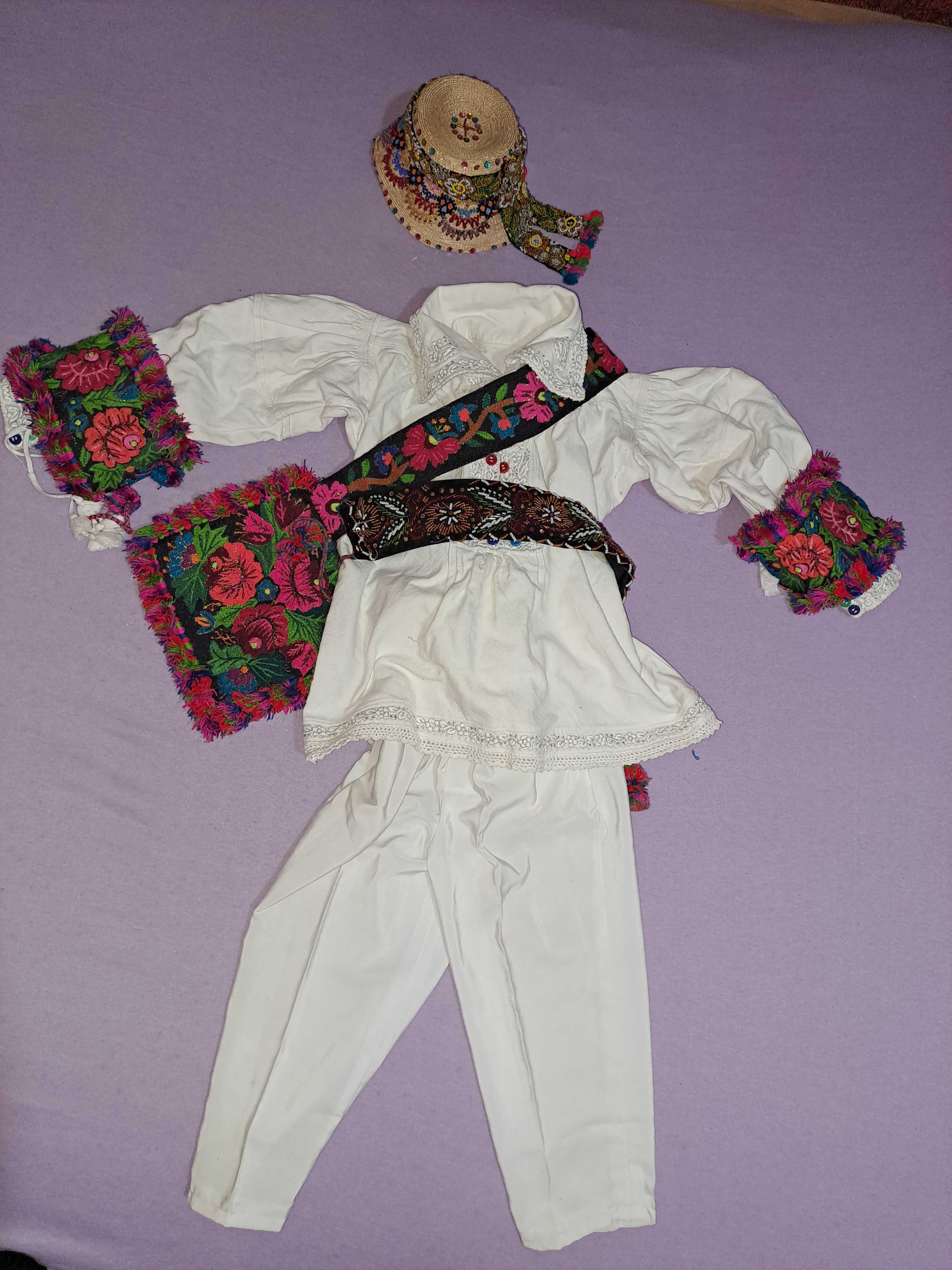 Vând costum traditional maramuresenesc
