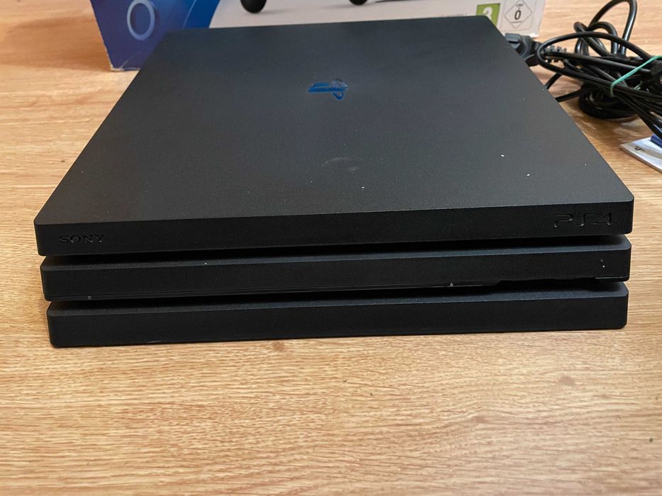 PlayStation 4 PRO 1TB, два джойстика, оригинална опаковка